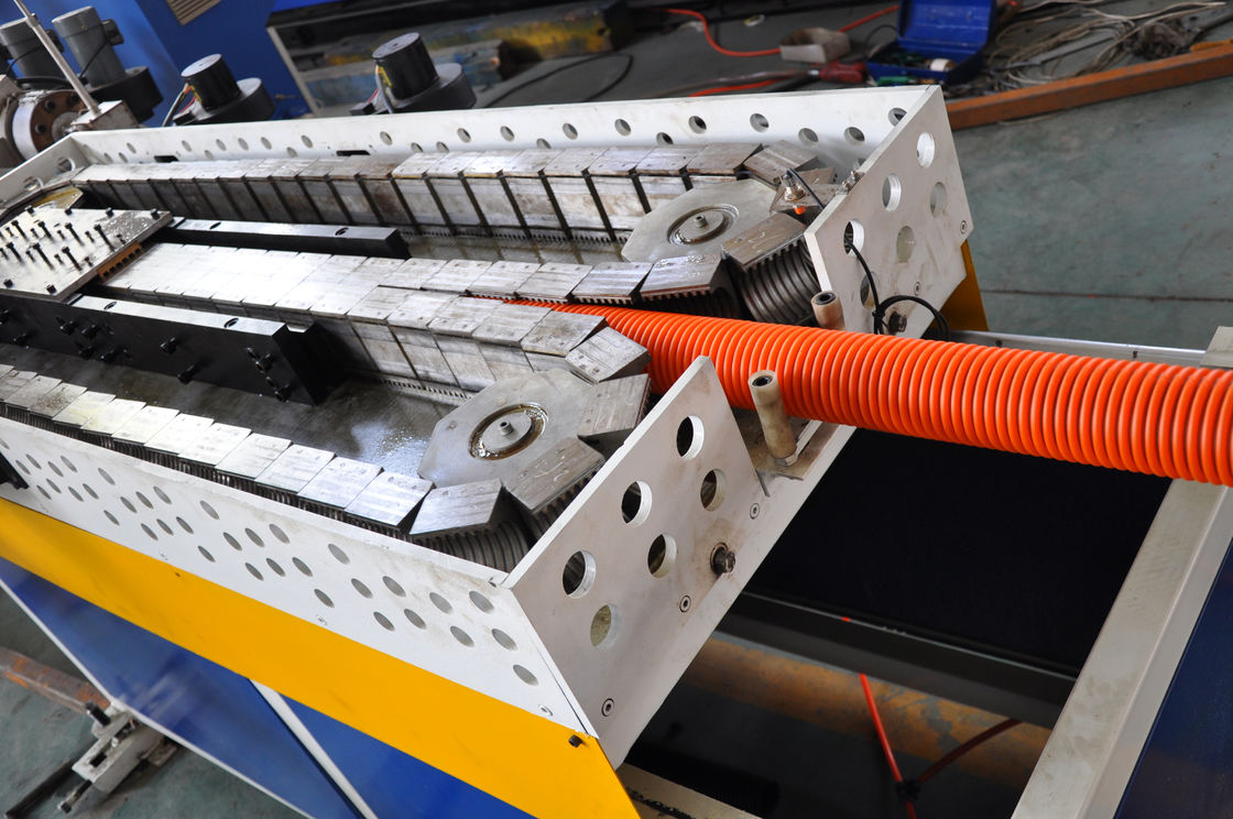 Air pendingin Siemens Kontaktor Corrugated Pipe Extrusion Line Dengan Automatic Feeding