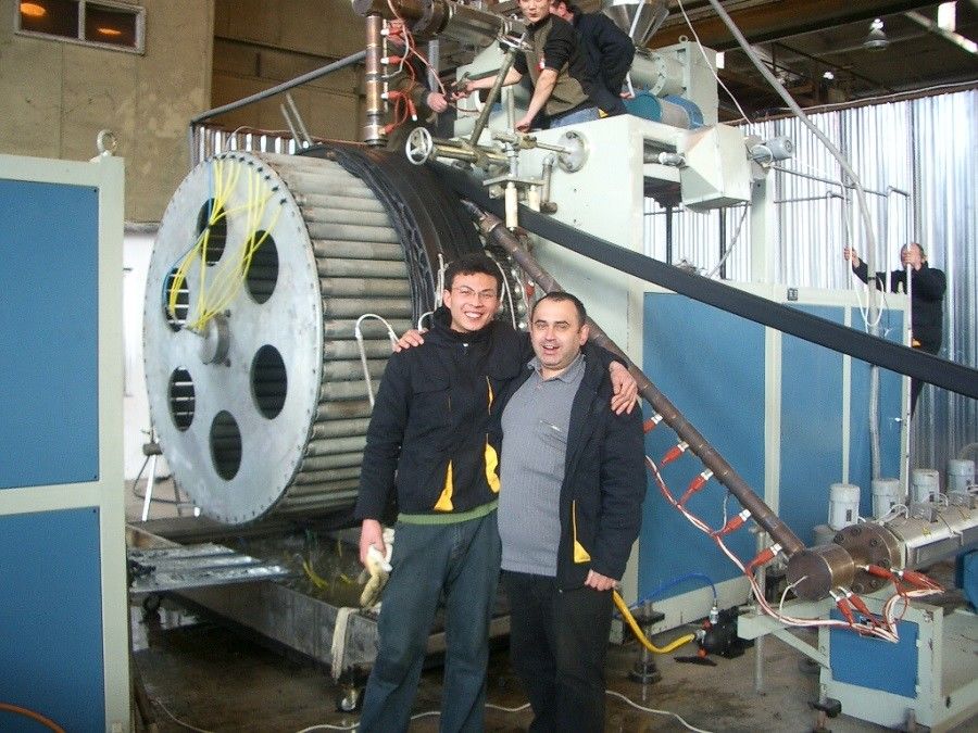 Spiral HDPE Pipe Extrusion Line Besar Diameter Hollowness Wall Spiral Pipe Line Produksi
